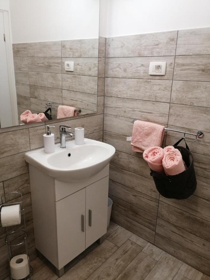 Apartmani Nevera 크르크 외부 사진